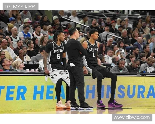 雷霆与马刺第五场激战回顾球员表现与战术分析全景展现